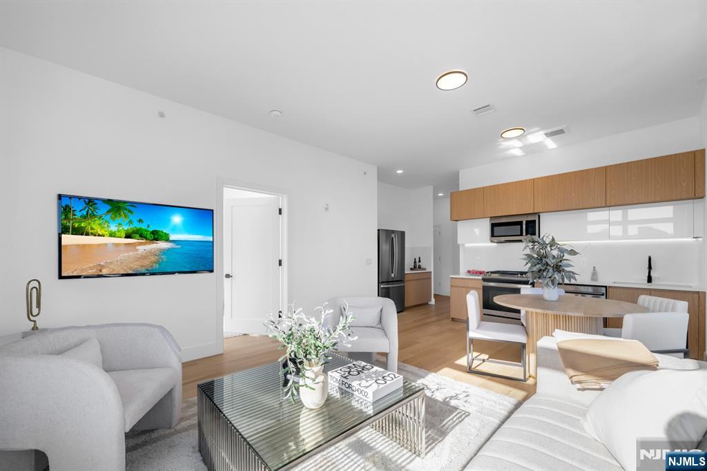 649 38th Street 5-08