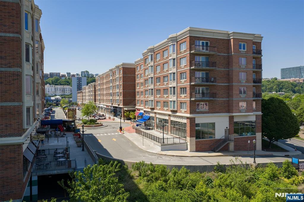 6315 City Pl, Edgewater, NJ 07020