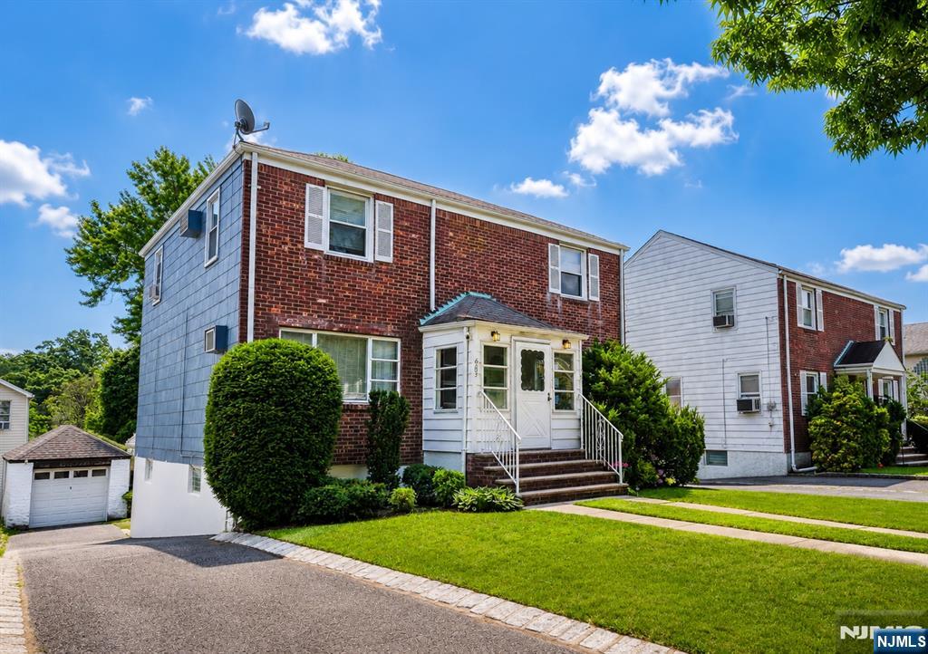 605 Linden Avenue - Photo 2