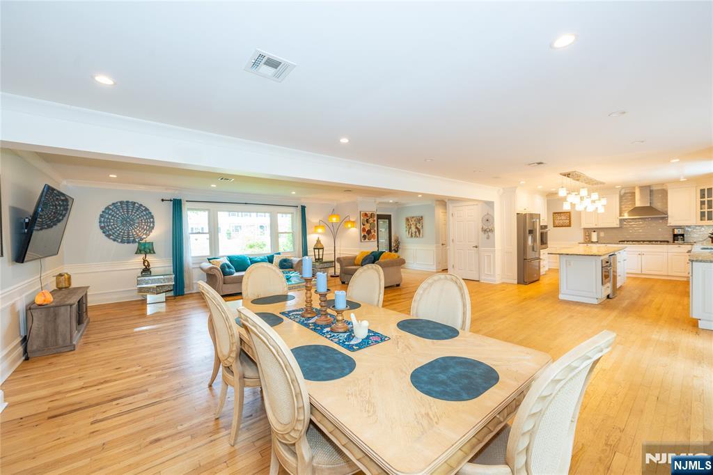 375 Queens Court — photo 12