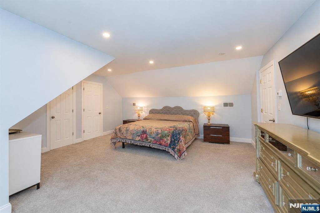 375 Queens Court — photo 31
