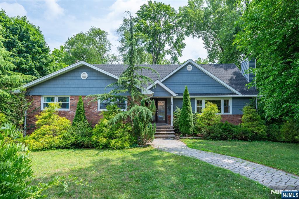 375 Queens Court — photo 44