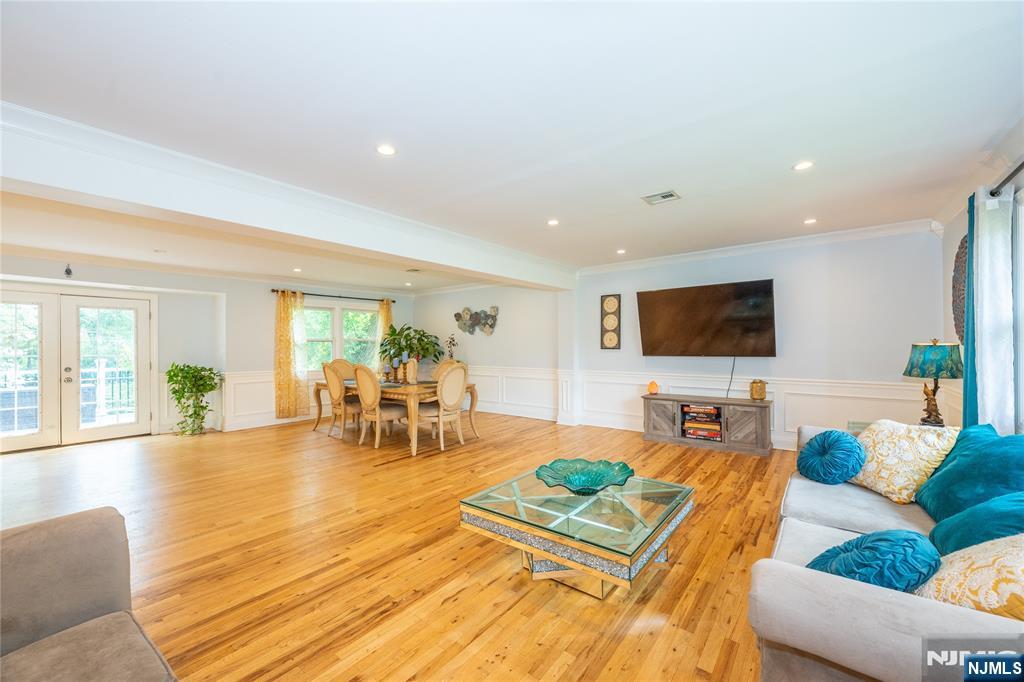 375 Queens Court — photo 9