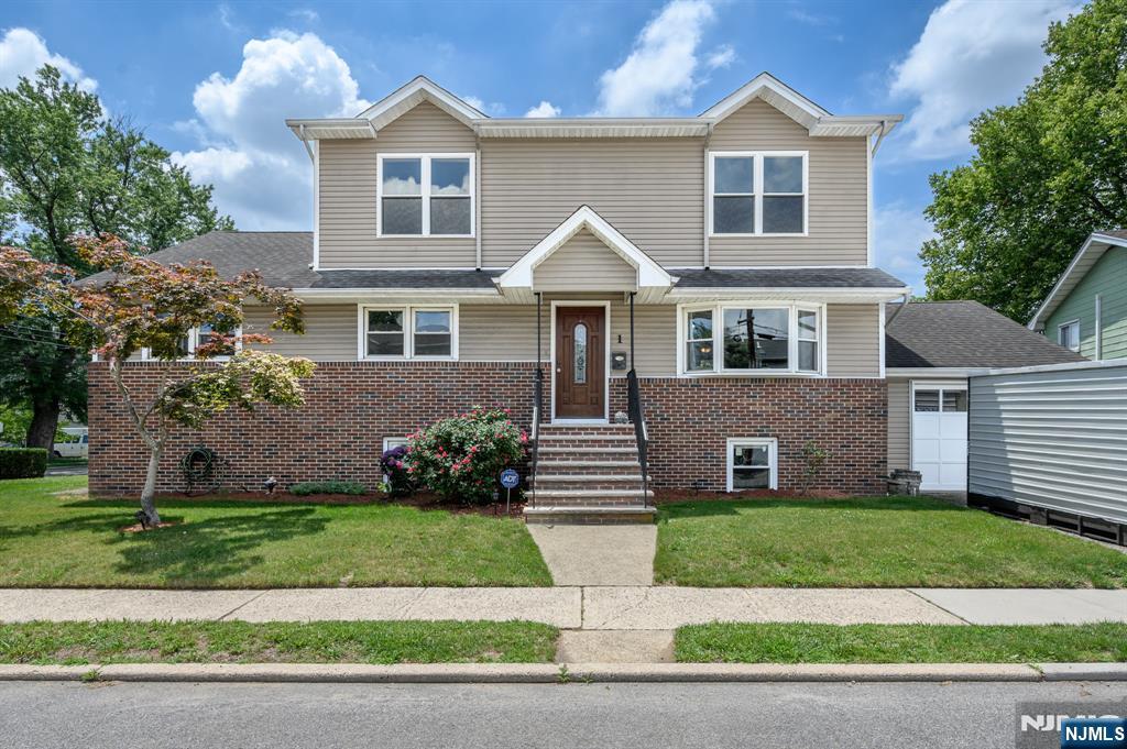 1 Veprek Ln, Hackensack, NJ 07606