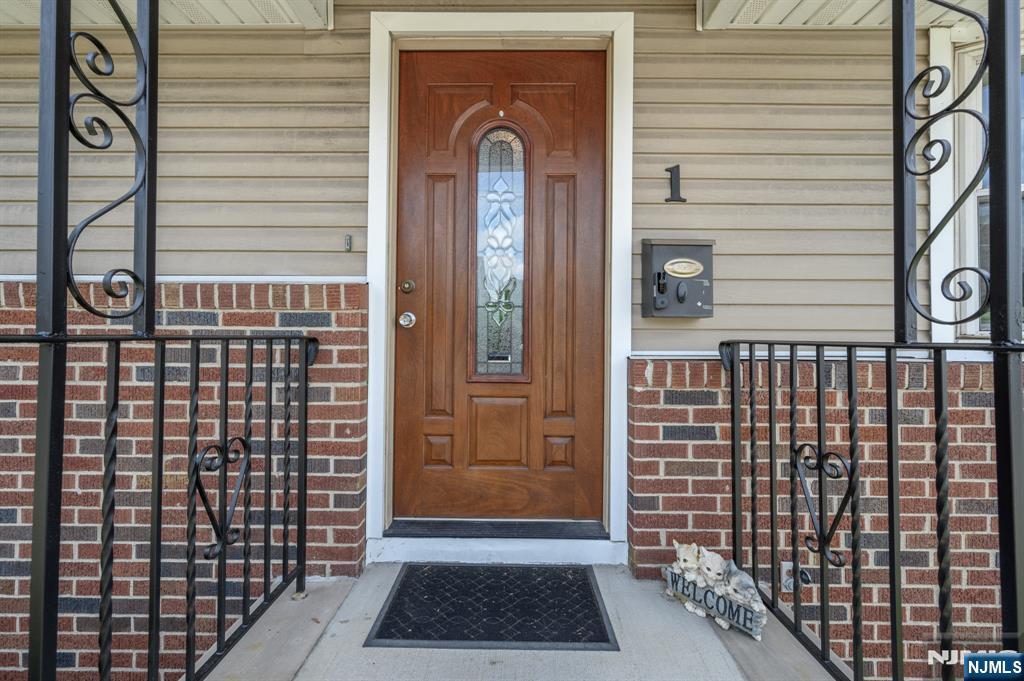 1 Veprek Ln, Hackensack, NJ 07606