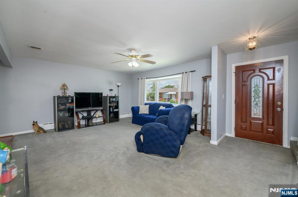 1 Veprek Ln, Hackensack, NJ 07606