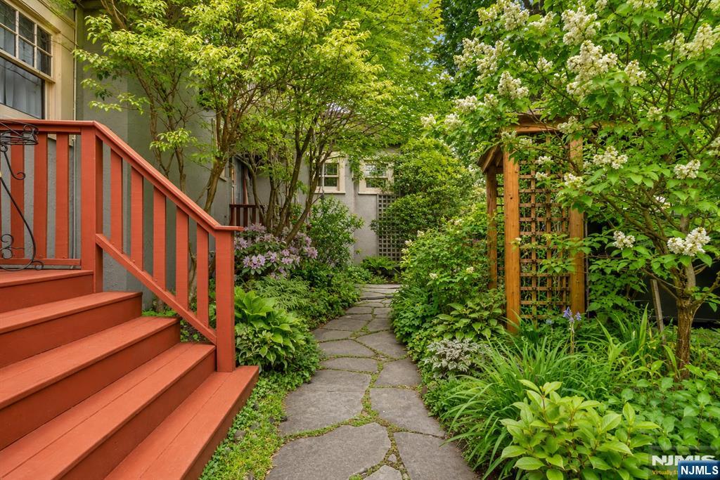 384 Anderson Street — photo 30