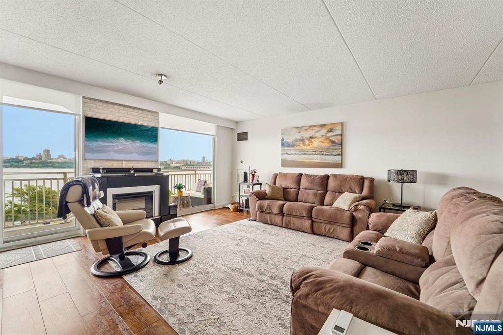 1077 River Road 903 - Photo 3