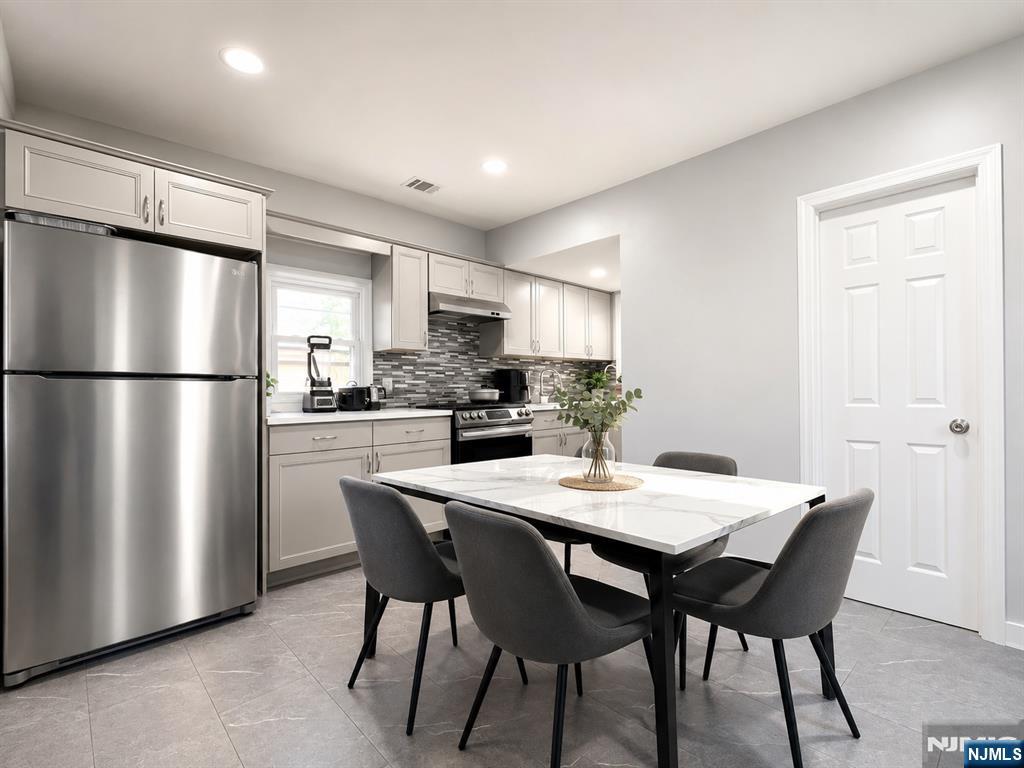 27 Honiss Street 2 - Photo 4