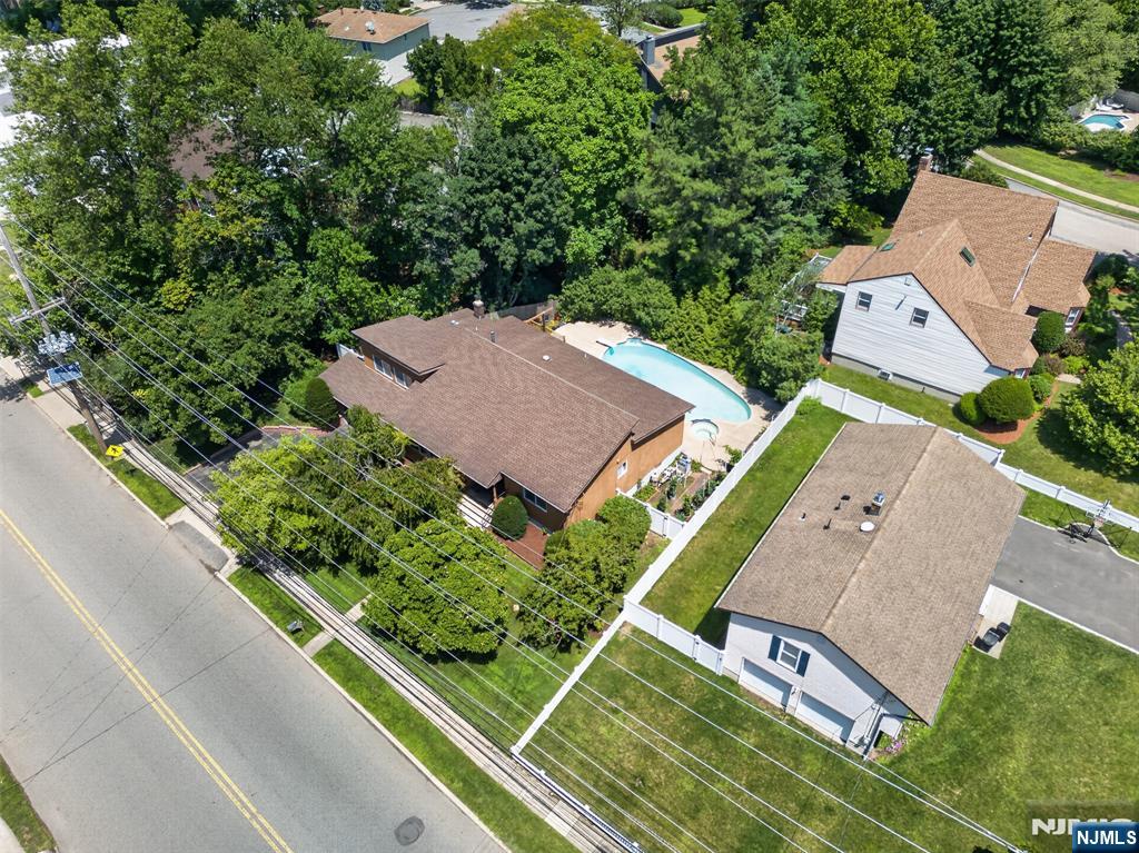 18-05 Saddle River Road — photo 34