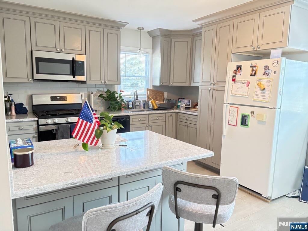 527 Anthony Court 2 - Photo 3