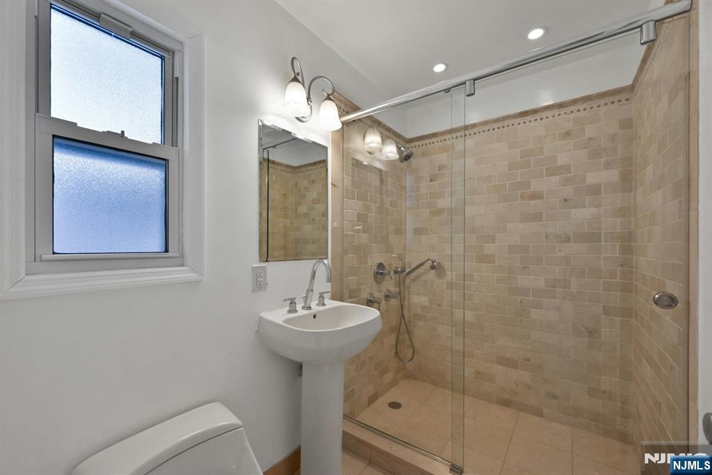 40 Clinton Avenue — photo 15