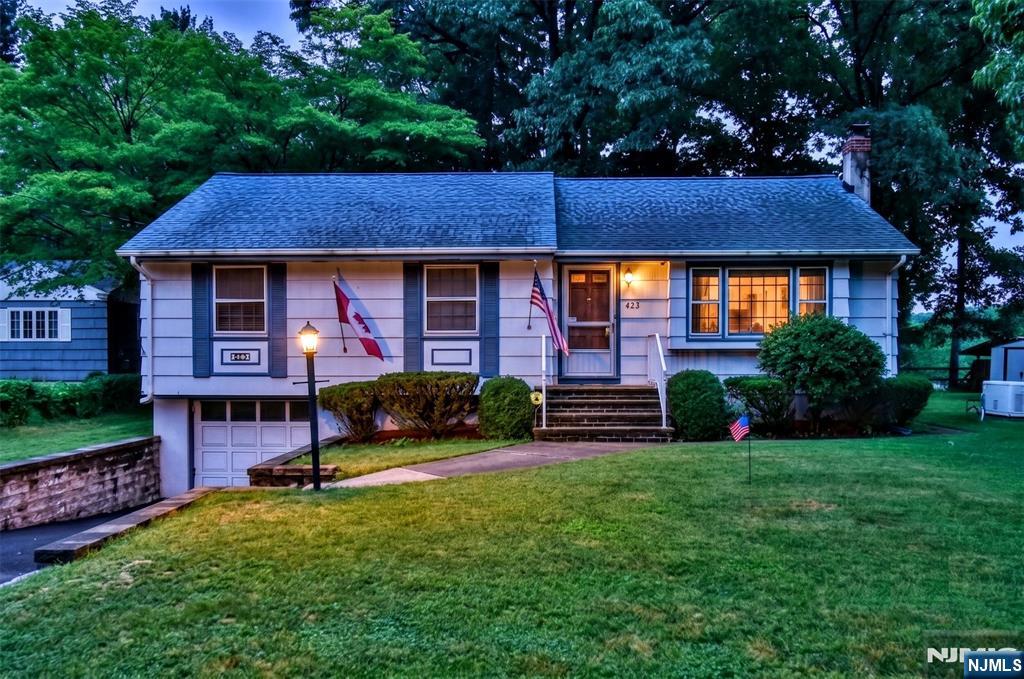 423 W Oakland Avenue - Photo 1