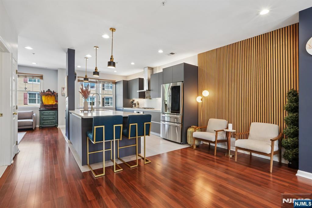 282 Roslyn Court 282X - Photo 1