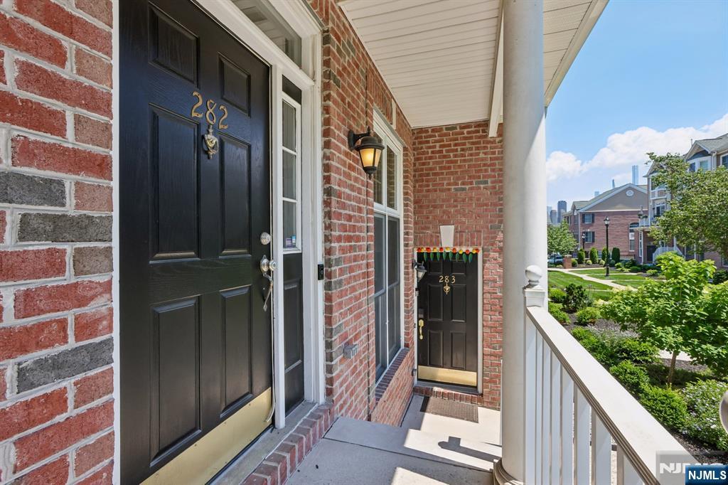 282 Roslyn Court 282X - Photo 2