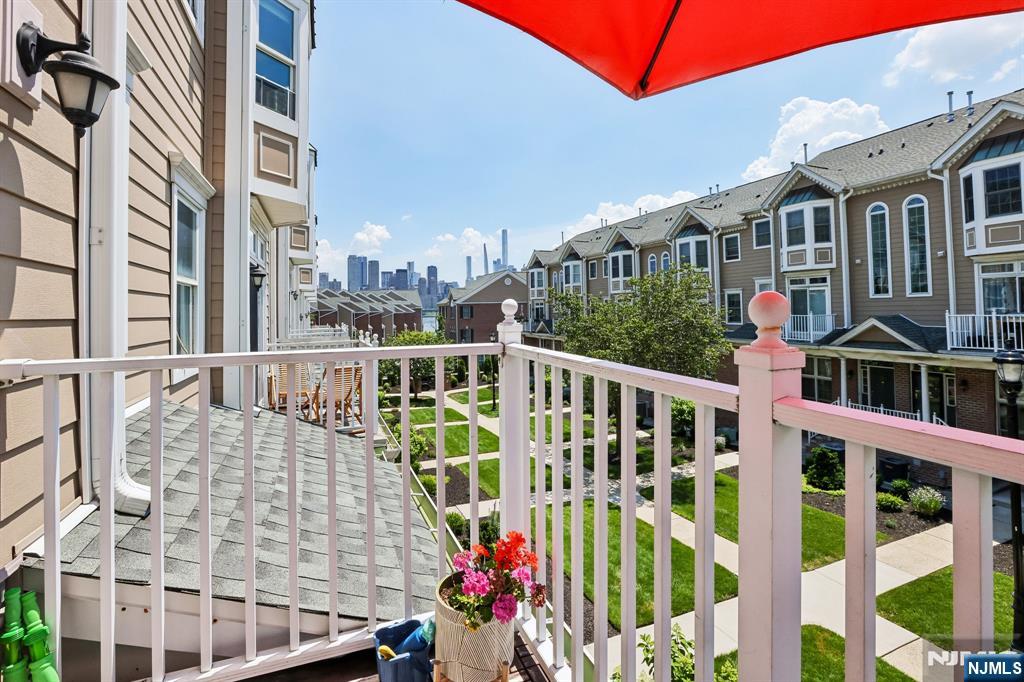 282 Roslyn Court #282X — photo 33