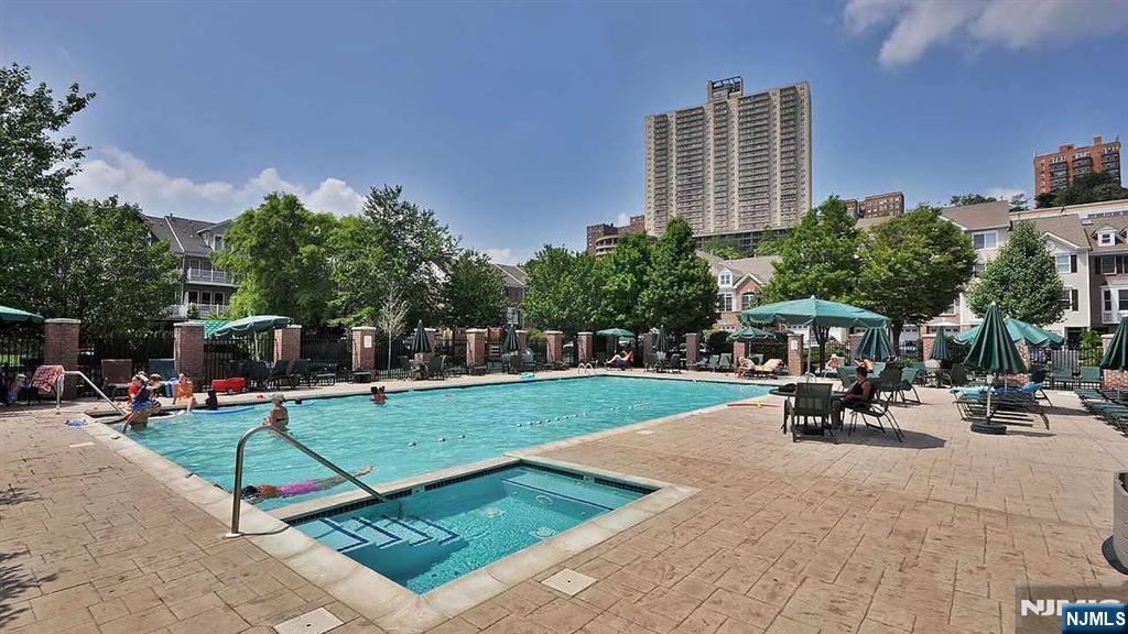 282 Roslyn Court #282X — photo 38