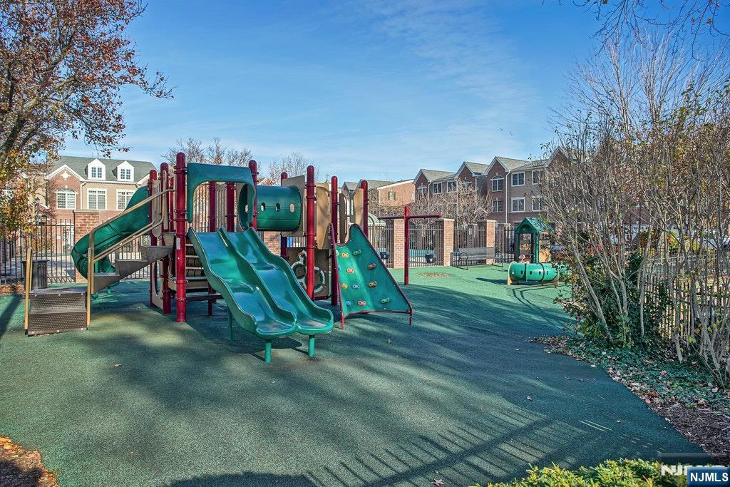 282 Roslyn Court #282X — photo 40