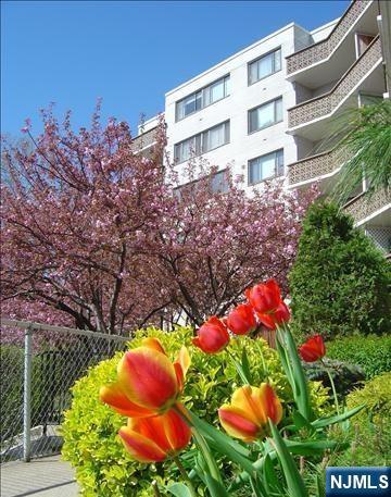 1375 River Rd #2B, Edgewater, NJ 07020