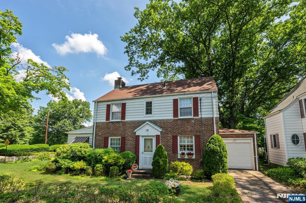 2 Allen Pl, Fair Lawn, NJ 07410
