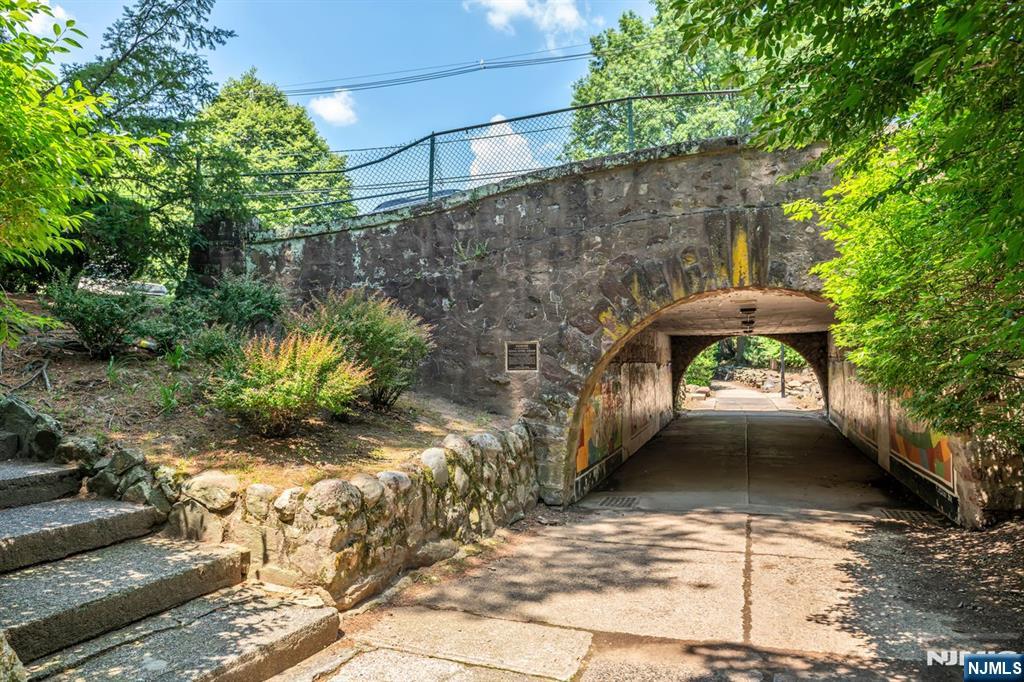 2 Allen Pl, Fair Lawn, NJ 07410