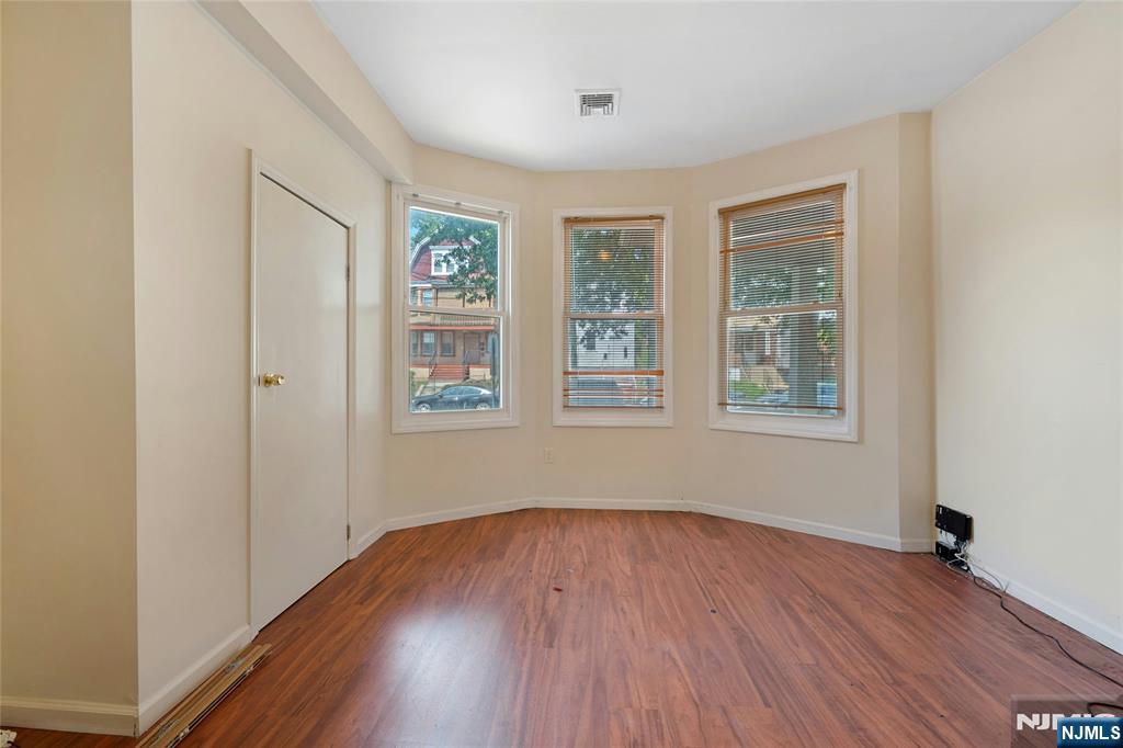 48 Seymour Avenue - Photo 2