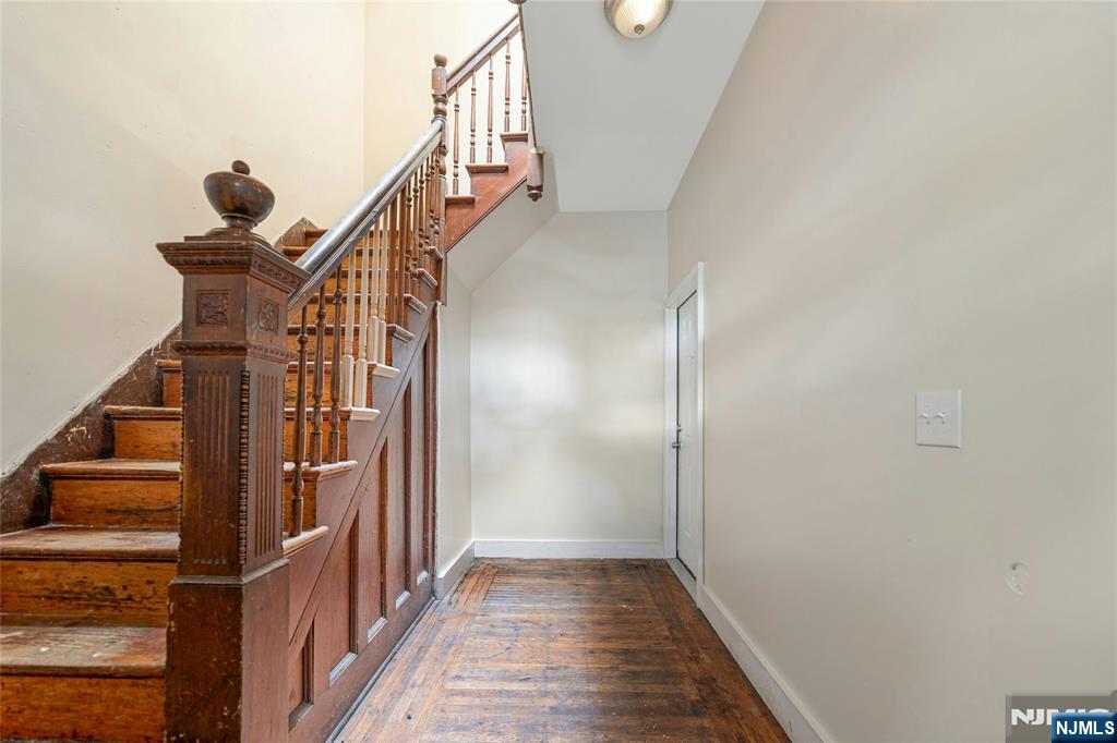 48 Seymour Avenue - Photo 3