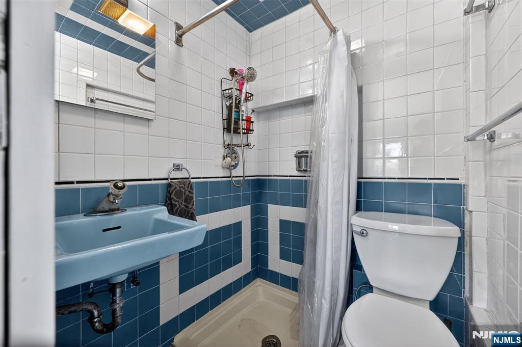 447 Van Dyke Street — photo 17