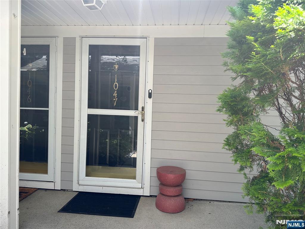 1047 Cambridge Court 1047 - Photo 2