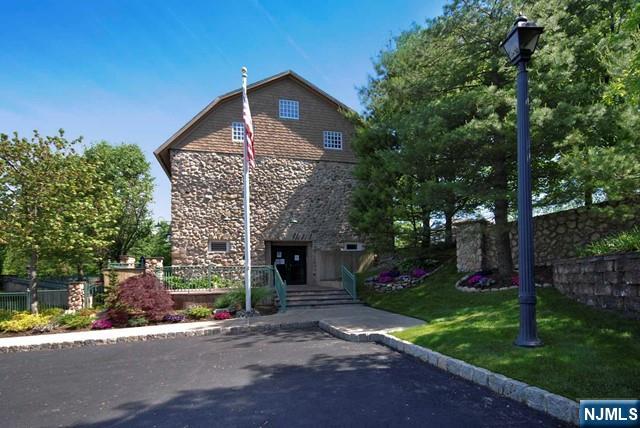 1047 Cambridge Ct #1047, Mahwah, NJ 07430