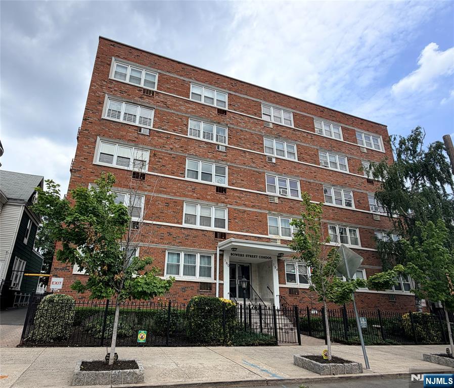 154 Bowers Street 2D - Photo 1
