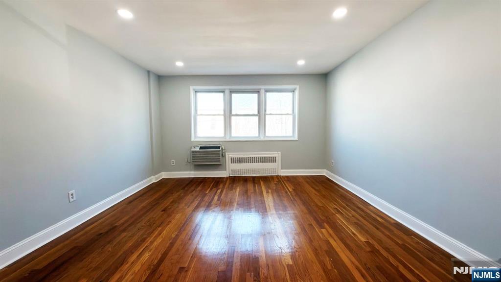 154 Bowers Street 2D - Photo 2