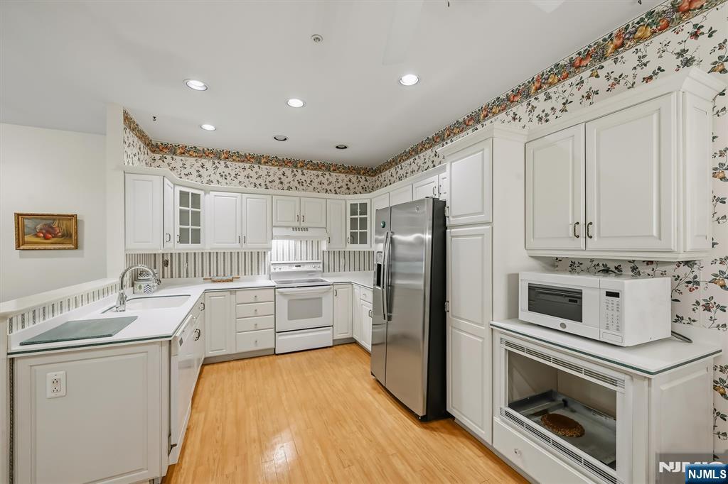 2 Richmond Road 302 - Photo 4