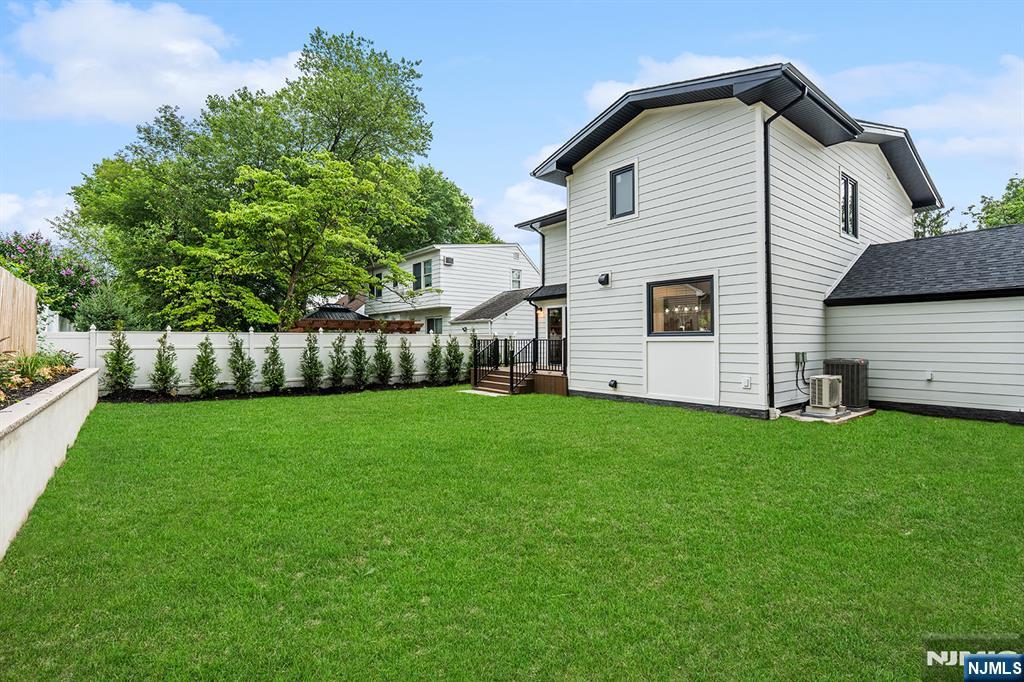 110 Maple Street — photo 36