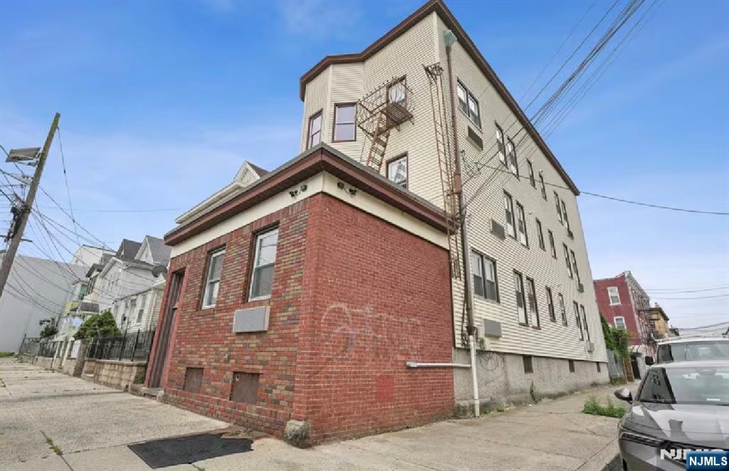 109 10th Street 2F - Photo 1