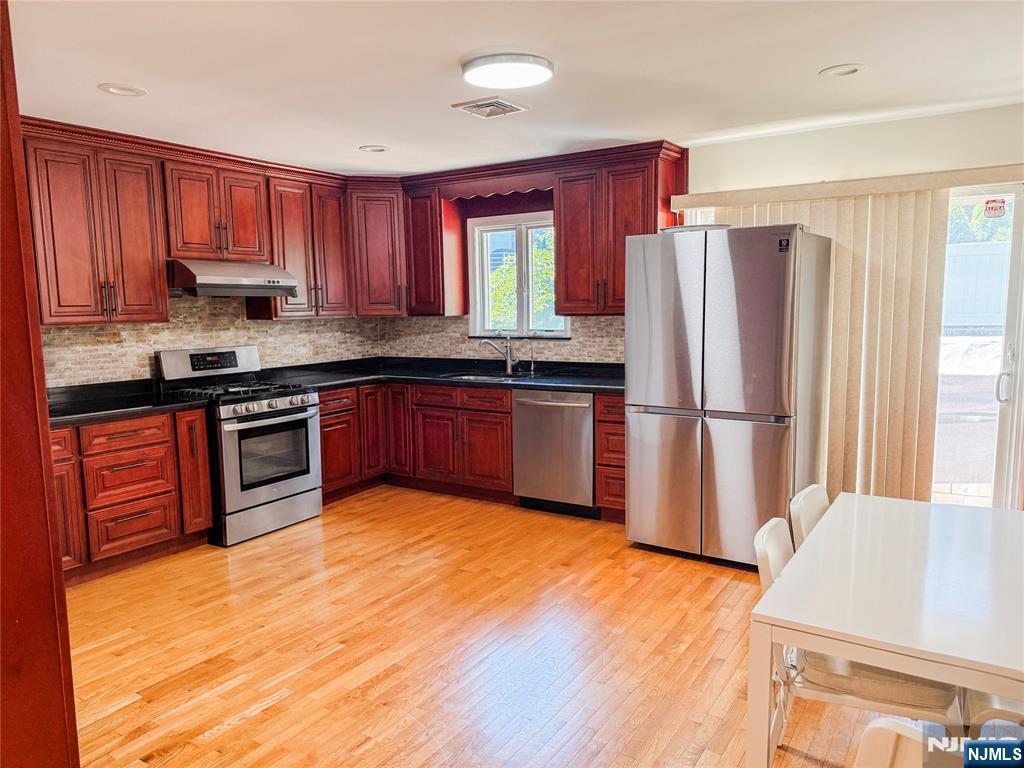 209 5th #B, Palisades Park, NJ 07650