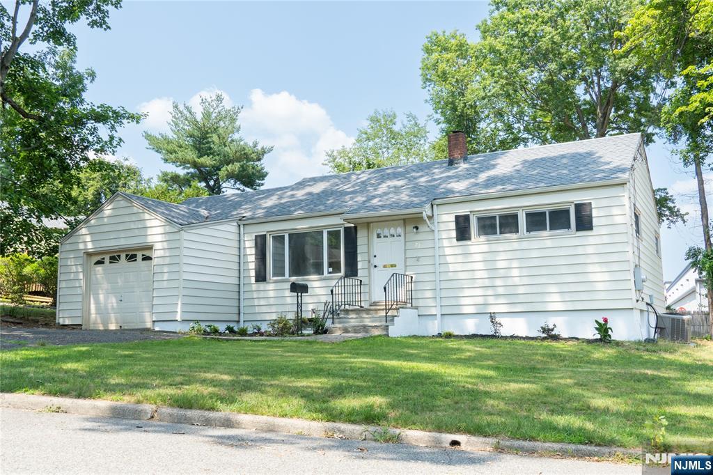 3rd image of 25 Lakeview Dr, Emerson, NJ 07630 | MLS# 26024855