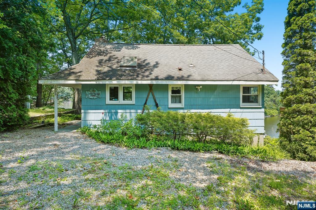 1009 Lakeside Drive - Photo 2