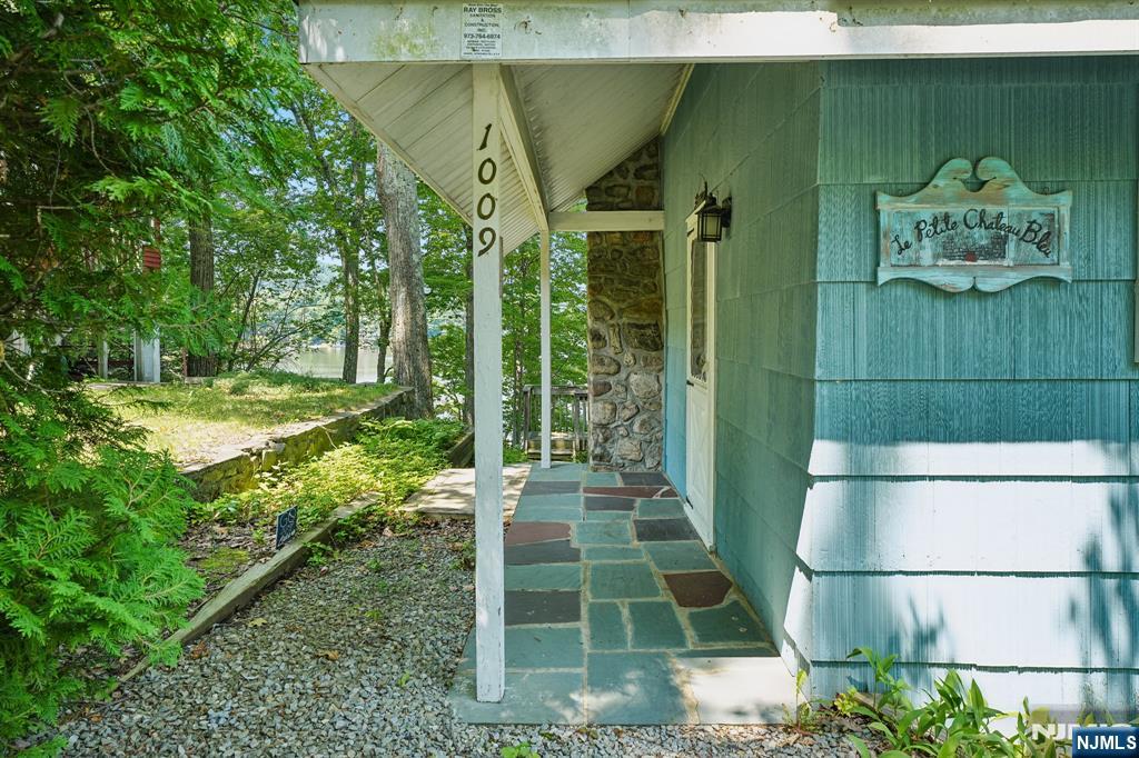 1009 Lakeside Drive - Photo 3