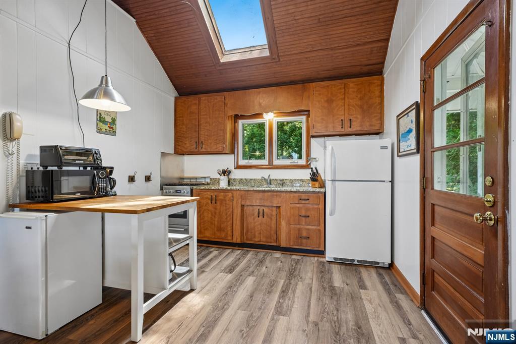 1009 Lakeside Drive - Photo 5