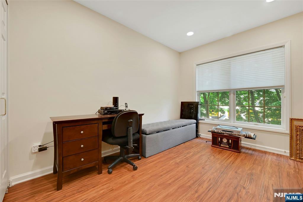 189 Forest Ave #211, Paramus, NJ 07652