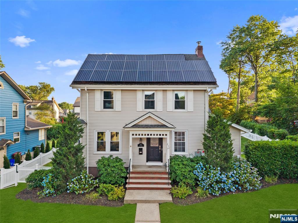 $825,000 Colonial