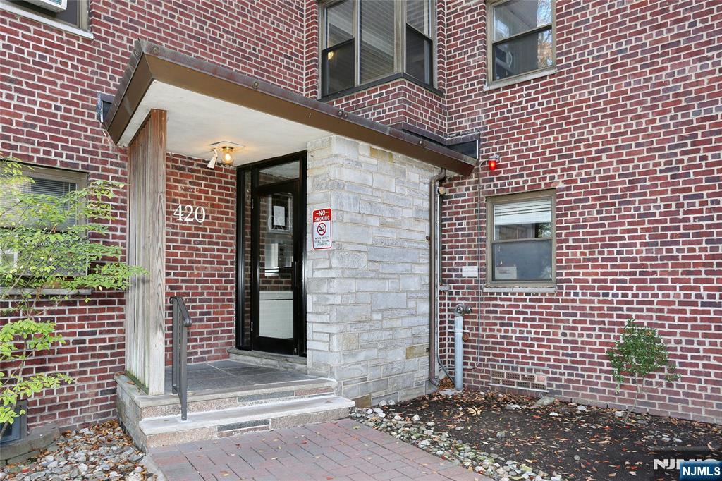 420 Park Place 1H - Photo 1