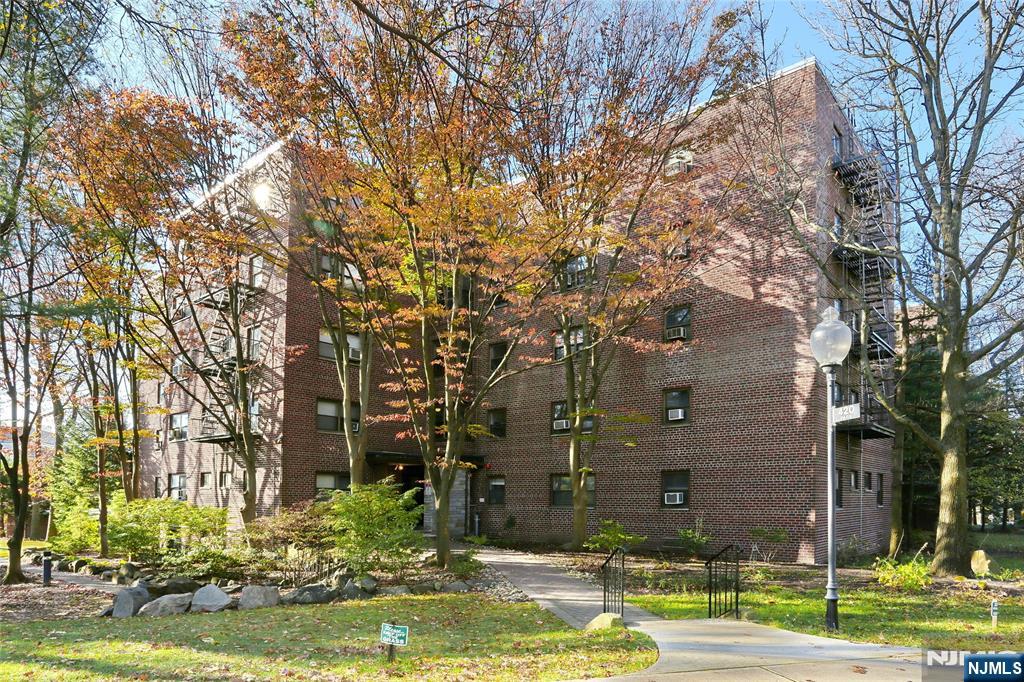 420 Park Place 1H - Photo 2