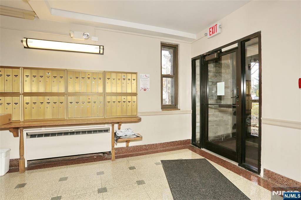 420 Park Place 1H - Photo 3