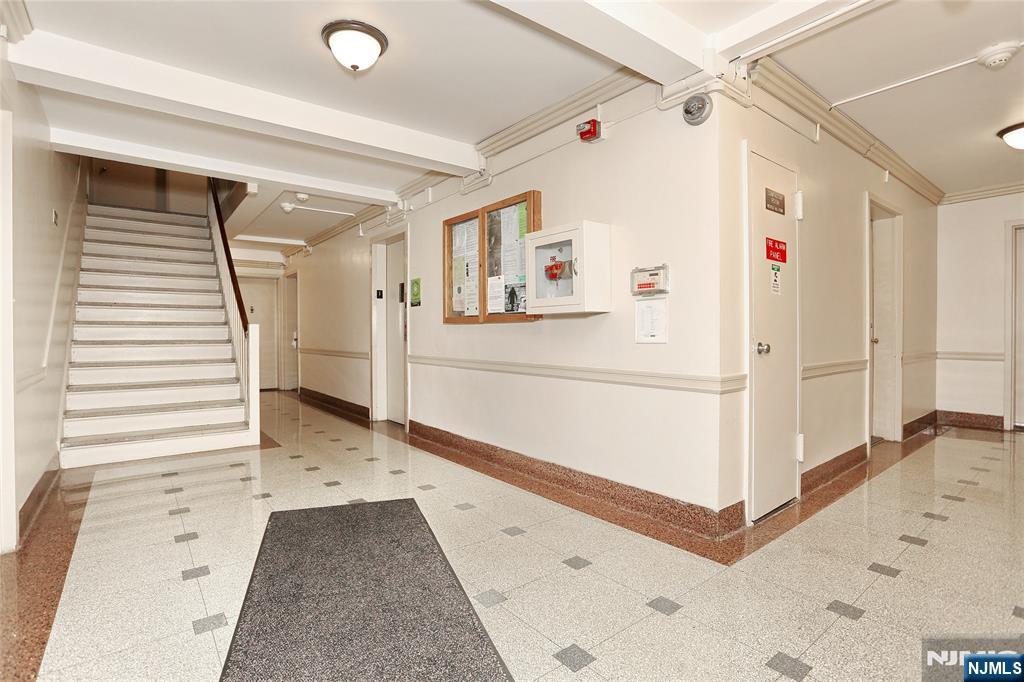 420 Park Place 1H - Photo 4