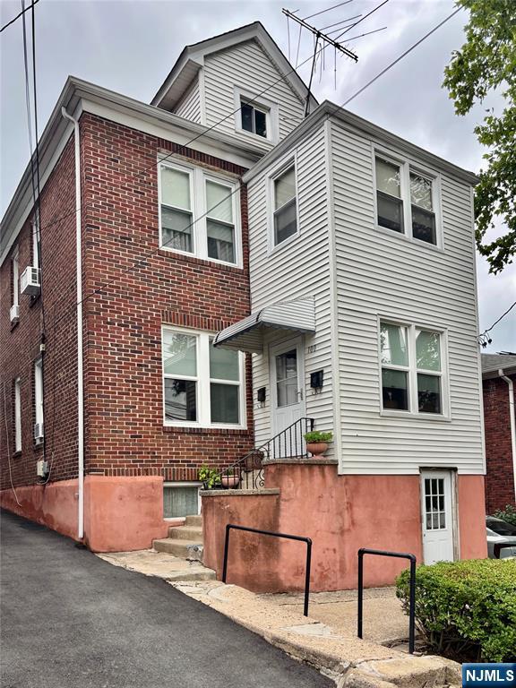 100 Hancox Avenue - Photo 1