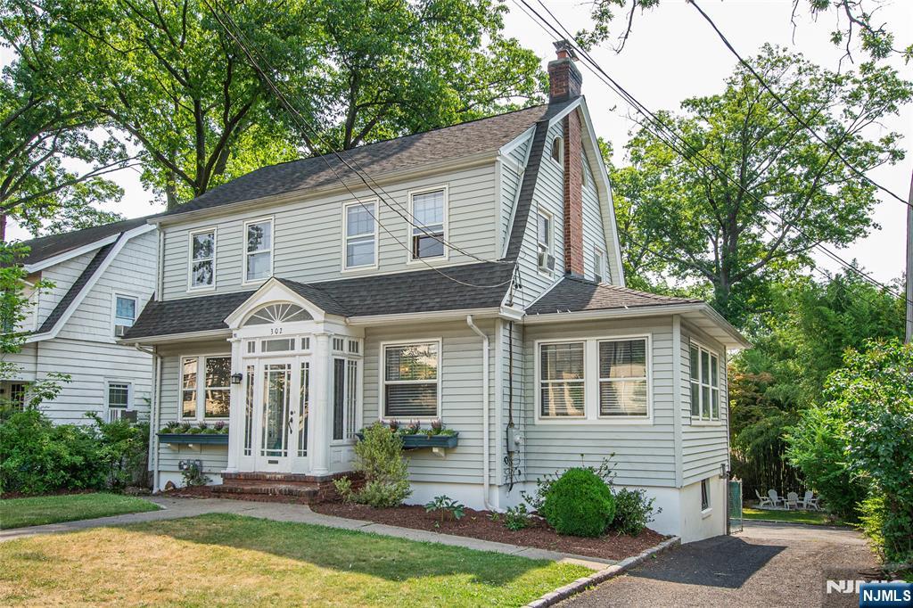 302 Gregory Avenue - Photo 2