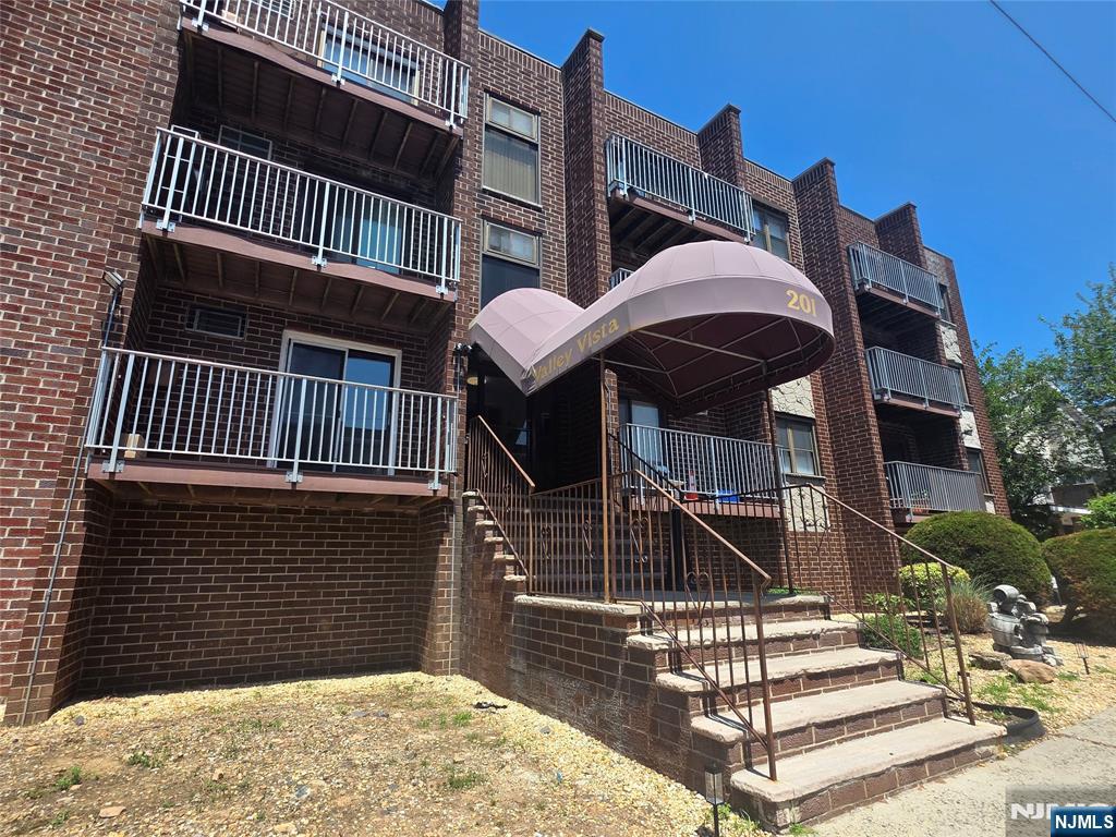 201 12th St #19, Palisades Park, NJ 07650