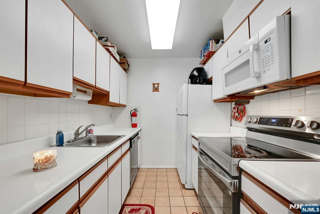 15 Presidential Dr #15, Englewood, NJ 07631